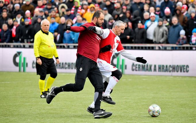 Silvestrovské derby 2019: Zleva Vratislav Lokvenc ze Sparty a Pavel Medynský ze Slavie v utkání veteránů nad 45 let.