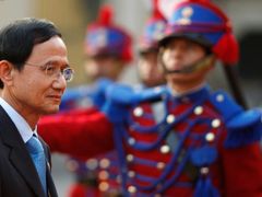 Thajský premiér Somchai Wongsawat na návštěvě Limy. Do vlasti by se měl vrátit ve středu, pokud ovšem bude kde přistát