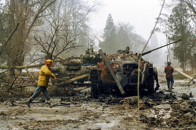 Zničené ruské tanky v centru Grozného, 1. ledna 1995, po nočních bojích během první čečenské války. Město utrpělo rozsáhlé škody.