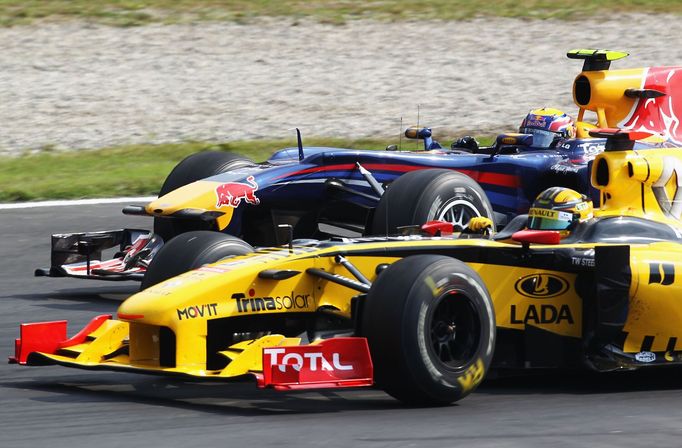 Robert Kubica v roce 2010 přešel do Renaultu. O kvalitách francouzského stroje se přesvědčil také Mark Webber v Red Bullu.