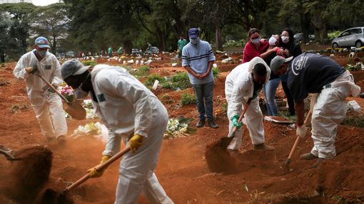 Masové hroby v Brazílii.
