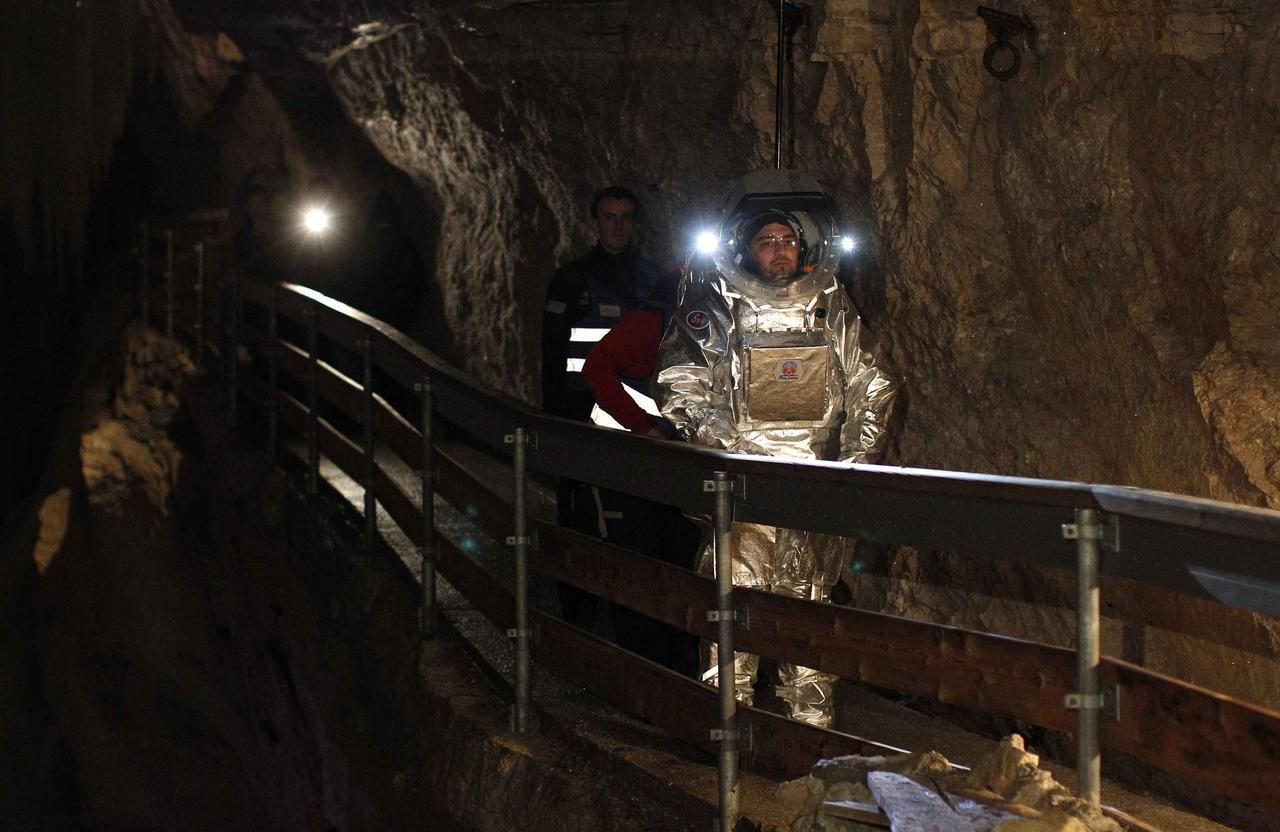 Obrazem: V alpských jeskyních se testují skafandry pro misi na Mars
