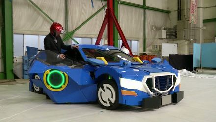 Pěkně drahá hračka. Inženýři ukázali auto, které se dokáže přeměnit v robota i s lidmi uvnitř