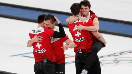 Švýcarští hráči slaví vítězství v zápase o bronz v curlingovém turnaji na ZOH 2018
