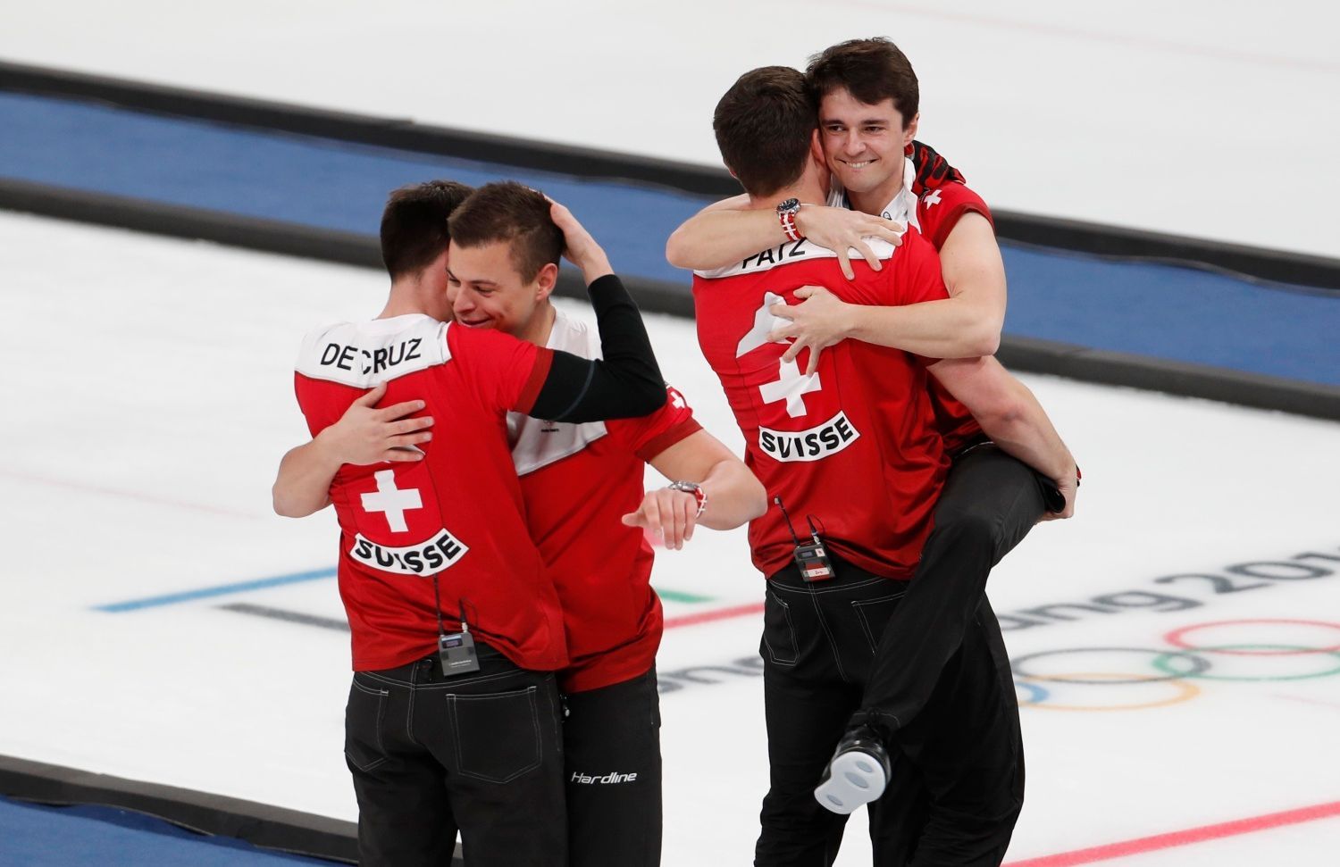 Švýcarští hráči slaví vítězství v zápase o bronz v curlingovém turnaji na ZOH 2018