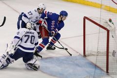 Video: Chytil si připsal premiérovou trefu v NHL, Pavelec pustil šest gólů