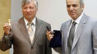 Karpov s Kasparovem ukazují, jakou barvu figur si vytáhli