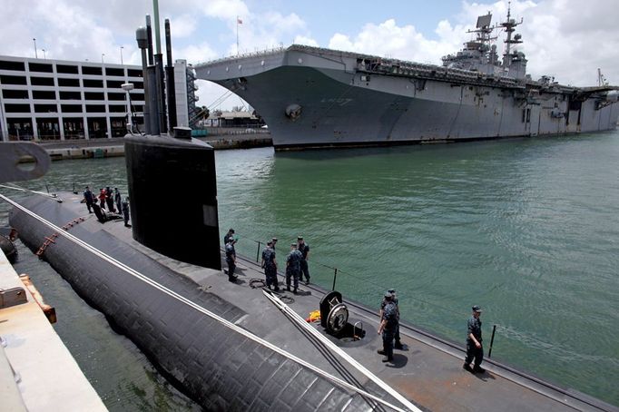 April 25, 2011 - Fort Lauderdale, Florida, U.S. - -- Fort Lauderdale, Fla. -- The USS Iwo Jima, an amphibious assault ship, and the USS Annapolis (SSN 760), a S6G nuclear reactor powered fast attack submarine, moored at Port Everglades in Fort Lauderdale on Monday. The USS Annapolis measures 362 ft. in length and 33 ft. at the beam, a diving depth of over 400 ft., 27+ mph, 12 vertical launch missile tubes, 4 torpedo tubes, and a crew of 130 enlisted submariners. The submarine was commissioned April 11, 1992 with its homeport in Groton, Connecticut. USS Annapolis sailed to the 21st Anniversary of Fleet Week at Port Everglades, Fort Lauderdale. (Credit Image: © Gary Coronado/The Palm Beach Post)