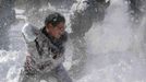 Massachusetts Institute of Technology (MIT) and Harvard University students have a snow ball fight in Cambridge, Massachusetts February 10, 2013 following a winter blizzard which dumped up to 40 inches of snow with hurricane force winds, killing at least nine people and leaving hundreds of thousands without power. REUTERS/Brian Snyder (UNITED STATES - Tags: ENVIRONMENT) Published: Úno. 10, 2013, 6:48 odp.