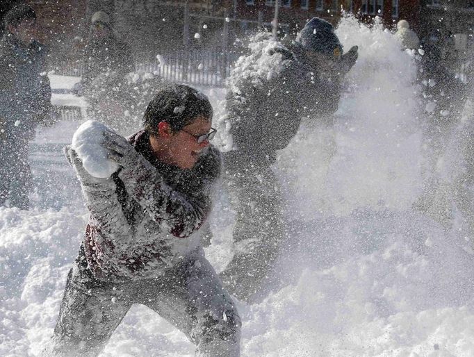 Massachusetts Institute of Technology (MIT) and Harvard University students have a snow ball fight in Cambridge, Massachusetts February 10, 2013 following a winter blizzard which dumped up to 40 inches of snow with hurricane force winds, killing at least nine people and leaving hundreds of thousands without power. REUTERS/Brian Snyder (UNITED STATES - Tags: ENVIRONMENT) Published: Úno. 10, 2013, 6:48 odp.