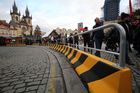 Fotoblog: Ochrana trdel před teroristy. Začaly pražské předvánoční trhy