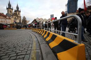 Fotoblog: Ochrana trdel před teroristy. Začaly pražské předvánoční trhy