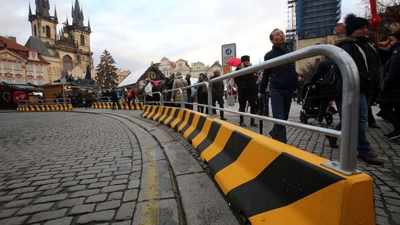 Fotoblog: Ochrana trdel před teroristy. Začaly pražské předvánoční trhy