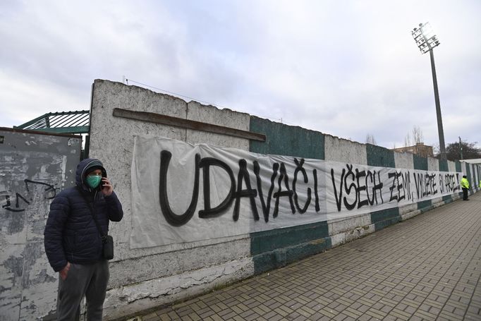 Transparent fanoušků Bohemians na zdi Ďolíčku.