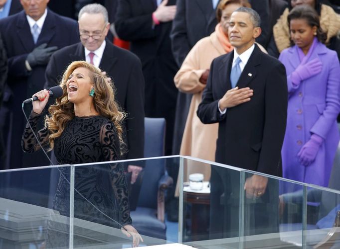 Slavnostní ceremoniál zakončila hymna USA v podání Beyoncé.