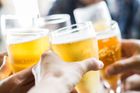 Češi vypili nejméně piva v historii, ležák poprvé porazil výčepní. Projděte si nová čísla