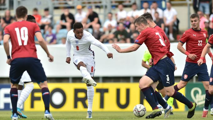 Jacob Ramsey se proti české obraně dokázal prosadit, vstřelil druhý gól Anglie