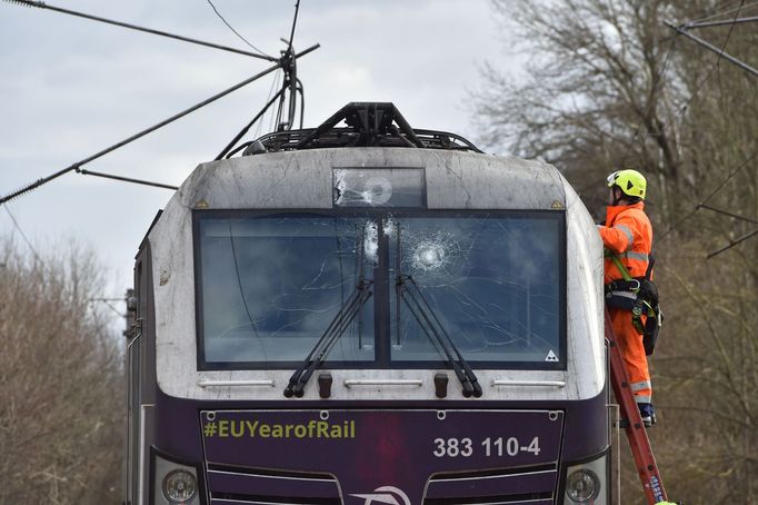 Škoda milion korun je na vlaku, který na Břeclavsku narazil do větví spadlých na trakční vedení. Trať je neprůjezdná. Lidé čekají hodiny na odtah vlaku.