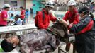 Members of the Philippine National Red Cross apply first aid to a man who survived a flash flood after Typhoon Bopha hit New Bataan in Compostela province, southern Philippines December 5, 2012. Bopha, the Philippines' strongest typhoon this year, was headed towards tourist destinations on Wednesday after hitting a southern island, destroying homes, causing landslides and killing at least 82 people, but many more are reported dead and missing. REUTERS/Stringer (PHILIPPINES - Tags: DISASTER ENVIRONMENT) Published: Pro. 5, 2012, 6:25 dop.