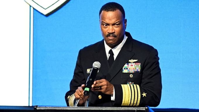 Admirál Alvin Holsey, který koordinuje údery Pentagonu na lodě, jež USA viní z pašování drog z Venezuely, na svůj post v pátek rezignoval.
