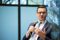 Polský premiér Morawiecki a tři ministři čelí trestnímu oznámení kvůli loňským volbám