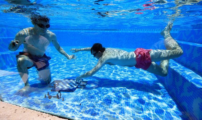 Turnaj v podvodních šachách v bazénu hotelu Silo v jihoafrickém Kapském Městě