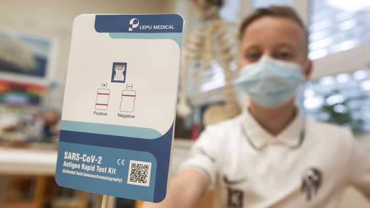 Případů covidu přibývá. Už k němu přistupujeme jako k chřipce, říká epidemiolog