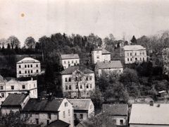 Luby před válkou. Uprostřed dům Hannabachových, Sokolovská 224 (Falkenauer Strasse). Nalevo Hoyerova fabrika, vzadu s věží firma Benedikt Lang.