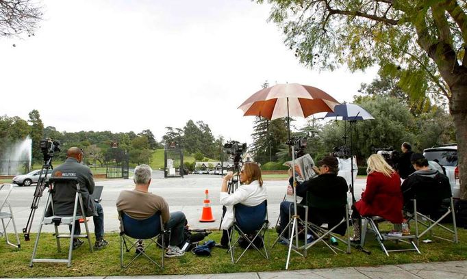 Vjezdy do rozlehlého hřbitova Forest Lawn v kalifornském Glendale byly zablokovány, televizní štáby se nedostaly blíž než přes ulici.