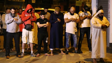 Najel na chodník a srážel muslimy. Svědci popisují útok v Londýně