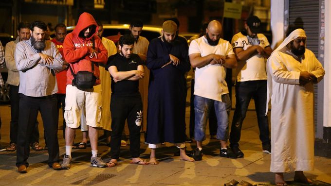 Najel na chodník a srážel muslimy. Svědci popisují útok v Londýně.