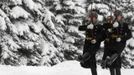 Honour guards march at the Tomb of the Unknown Soldier by the Kremlin wall during a heavy snowfall in central Moscow, November 29, 2012. REUTERS/Sergei Karpukhin (RUSSIA - Tags: MILITARY ENVIRONMENT) Published: Lis. 29, 2012, 1:01 odp.