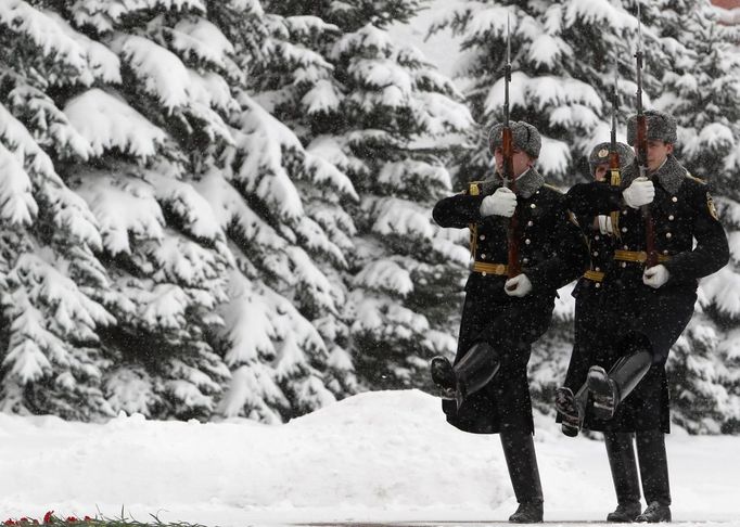 Honour guards march at the Tomb of the Unknown Soldier by the Kremlin wall during a heavy snowfall in central Moscow, November 29, 2012. REUTERS/Sergei Karpukhin (RUSSIA - Tags: MILITARY ENVIRONMENT) Published: Lis. 29, 2012, 1:01 odp.