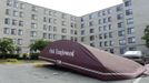 The dislodged awning of the storm-damaged Park Tanglewood apartments, some of which were exposed when high winds tore open a hole in the roof and knocked out the electricity, sits in the parking lot in Riverdale, Maryland, June 30, 2012. Wind gusts clocked at speeds of up to 79 mph were reported in and around the U.S. capital, knocking out power to hundreds of thousands of homes in the Washington, D.C., area. REUTERS/Jonathan Ernst (UNITED STATES - Tags: ENVIRONMENT DISASTER) Published: Čer. 30, 2012, 9:20 odp.