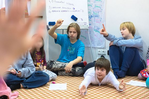 Každý školní den začíná takzvaným kruhem. Každý hlas tu má stejnou váhu a žádný názor nezapadne.