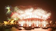 V australském Sydney přihlížel ohňostrojům, které ozařovaly nebe nad nejznámější pamětihodností města Harbor Bridge, milion diváků.