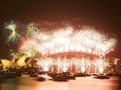 V australském Sydney přihlížel ohňostrojům, které ozařovaly nebe nad nejznámější pamětihodností města Harbor Bridge, milion diváků.