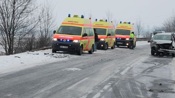 Dopravní nehoda u Postoloprt: 8 zraněných ve dvou autech