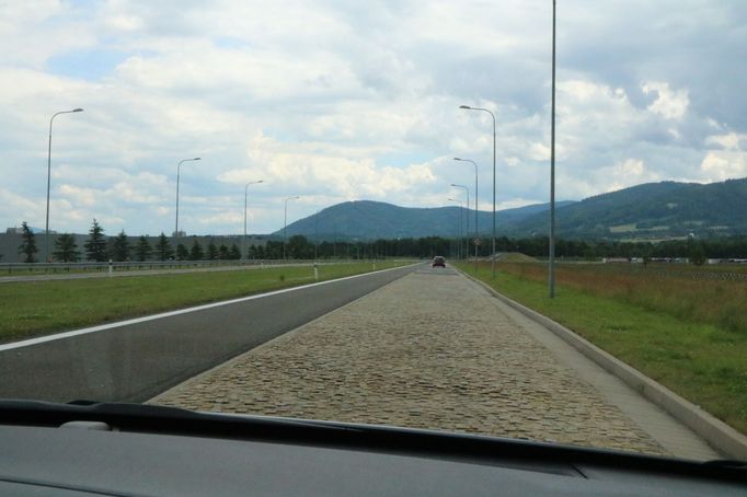 Některé povrchy auto i testovacího řidiče pořádně potýrají.