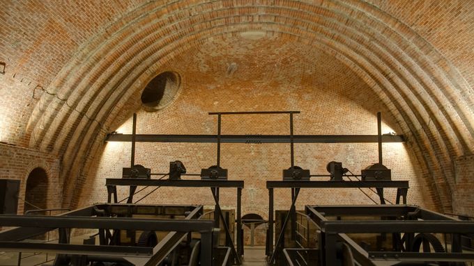 Stará čistírna odpadních vod Bubeneč, s níž Praha předběhla ostatní města o čtyřicet let, je klenotem industriální architektury. Její interiér působí jako z verneovky.