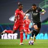 David Alaba a Memphis Depay v semifinále LM Bayern - Lyon