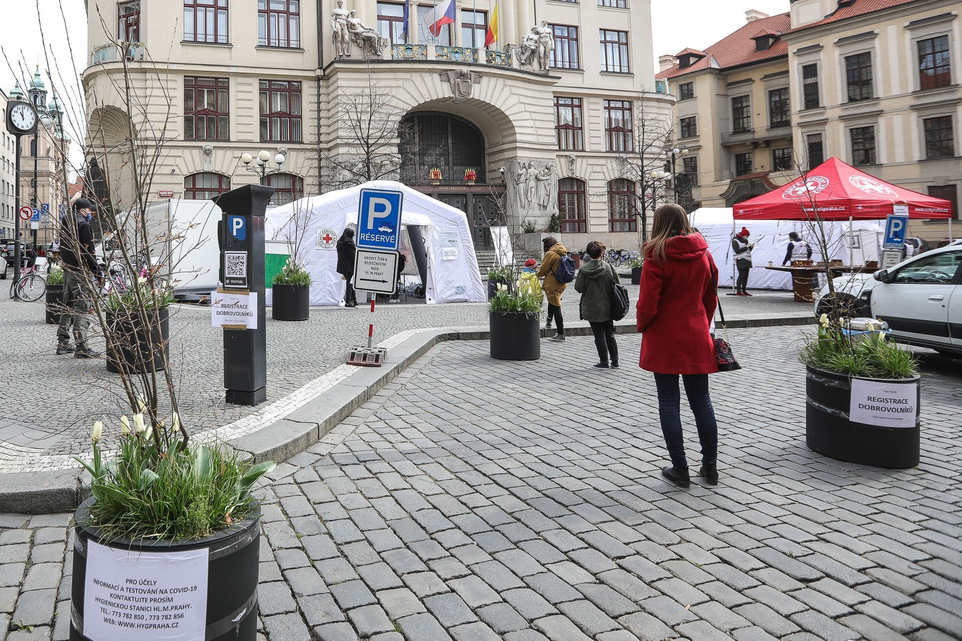 Šití a sběr roušek - Český červený kříž, Národní divadlo, Divadlo v Dlouhé, dobrovolníci, krejčové, koronavirus, covid-19