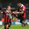 Fotbalisté AC Milán Philippe Mexes a Kevin-Prince Boateng slaví gól v utkání Ligy mistrů 2012/13 proti Anderlechtu.