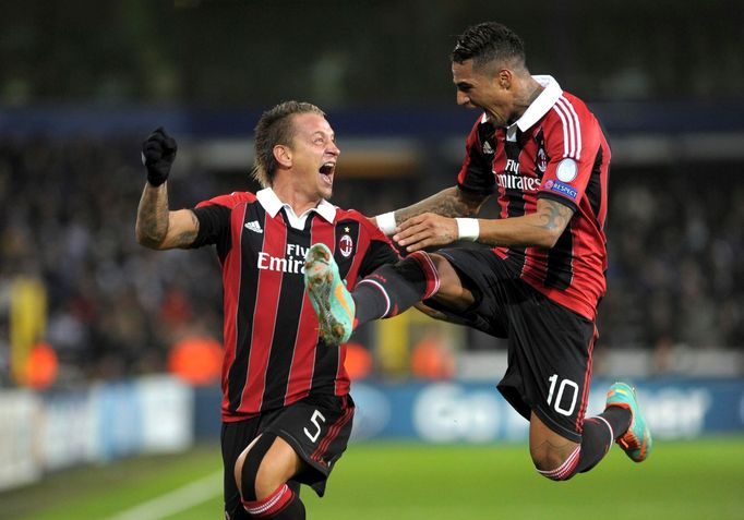 Fotbalisté AC Milán Philippe Mexes a Kevin-Prince Boateng slaví gól v utkání Ligy mistrů 2012/13 proti Anderlechtu.