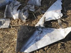 Kousky nevybuchlé munice popsané ruskými písmeny u vesnice Citelubani