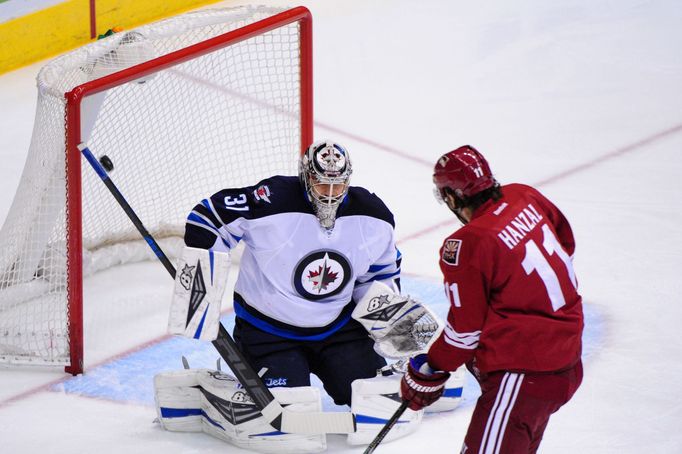 NHL: Winnipeg Jets vs Phoenix Coyotes (Pavelec a Hanzal)