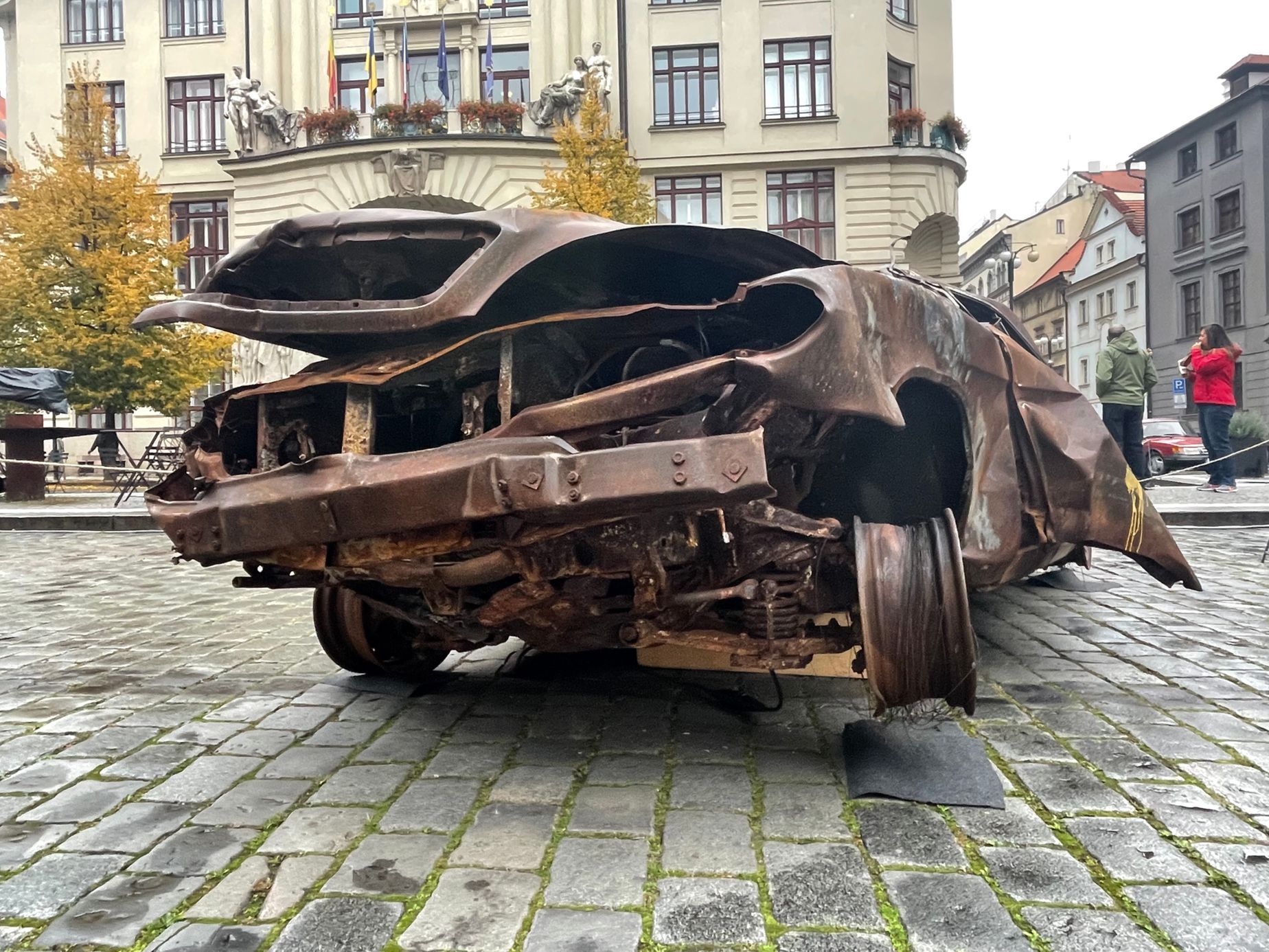 Ohořelé vraky z Ukrajiny instalace Signal Velčovský