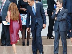 I Obama je jen člověk. Na summitu G8 v Itálii v pátek ho zaujalo pozadí brazilské delegátky Mayory Tavaresové.