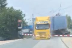 Řidiče kamionu, který zůstal stát na přejezdu v Uhříněvsi, poslal soud do vazby