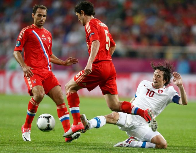 Tomáš Rosický zajel pod nohy Sergeje Ignaševiče a Jurije Žirkova během utkání Ruska s Českou republikou na Euru 2012.